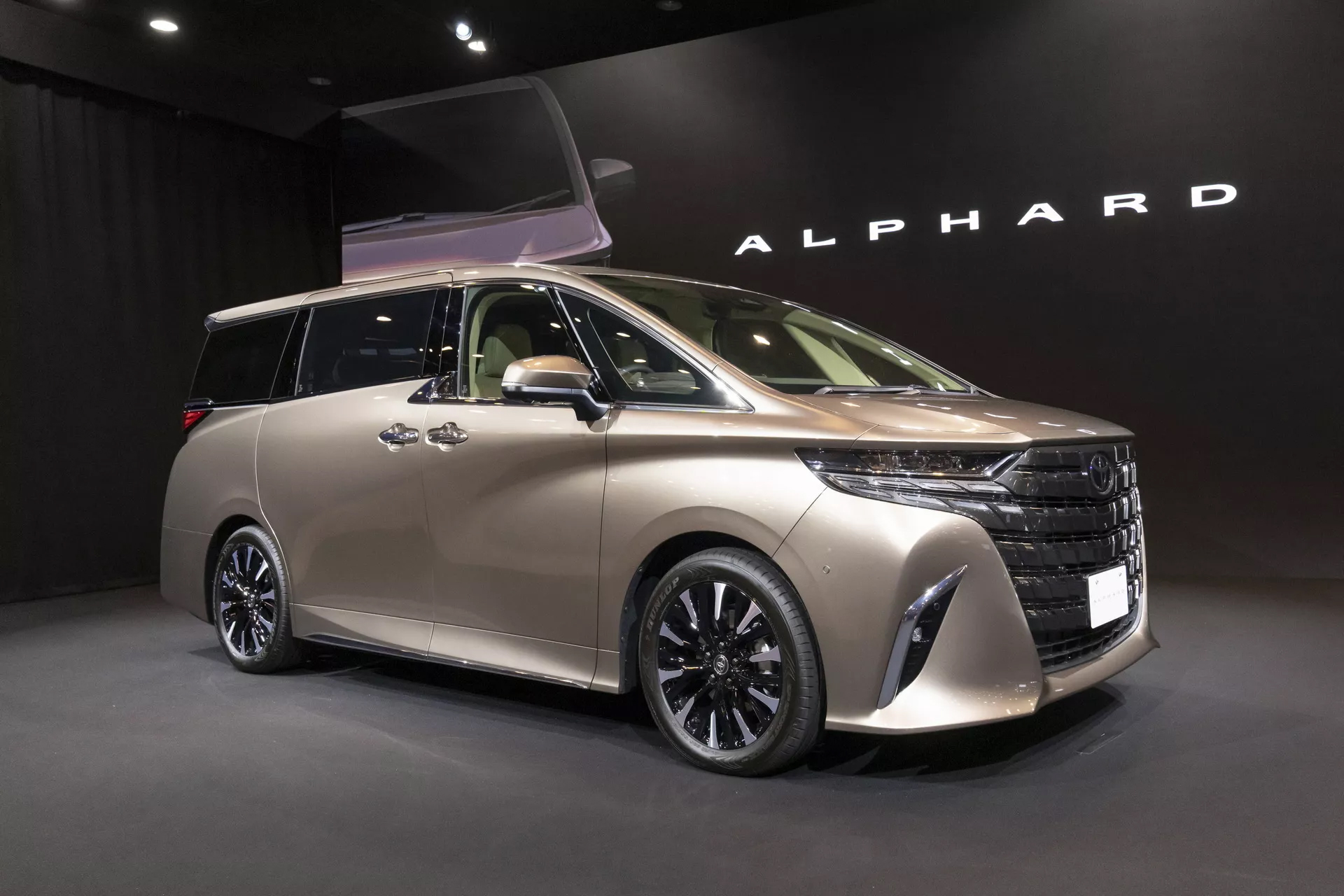 toyota-alphard-mau-nau-vang-dong.jpg